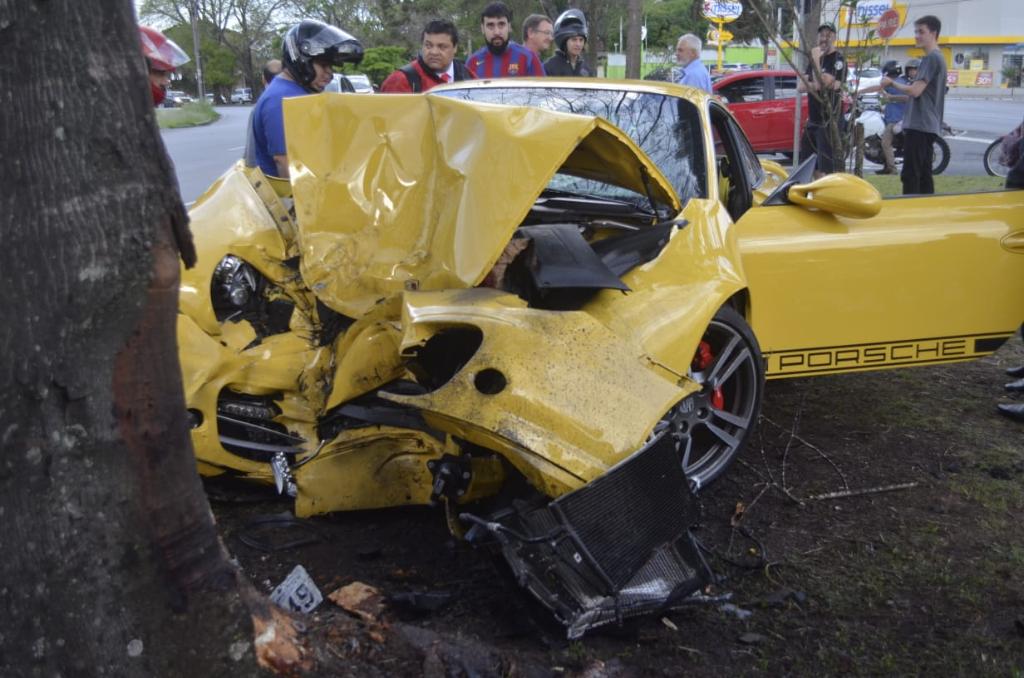 Acidente aconteceu no bairro Hugo Lange, em Curitiba, no fim da tarde de sexta-feira (2) | Maicon Gomes/Gazeta do Povo