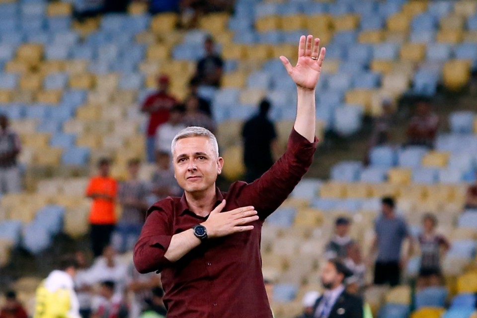 Técnico Tiago Nunes comemora a classificação para a final da Sul-Americana. |