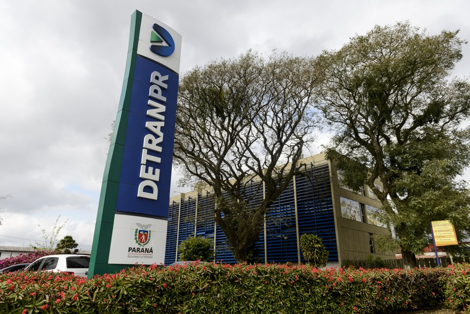 Detran-PR pretende reduzir em 60% a inadimplência dos motoristas com o uso de cartões de débito e crédito. | Henry Milleo/Gazeta do Povo