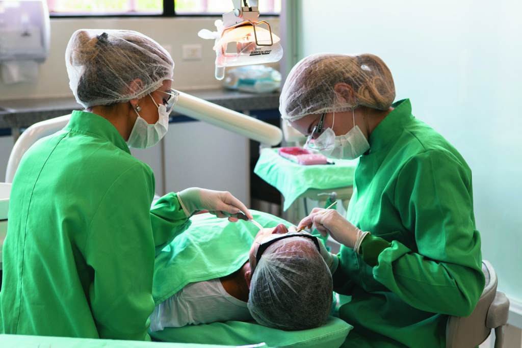 Mais de 33 mil pessoas passaram por atendimentos na Escola de Ciências da Saúde da Universidade Positivo em 2017.