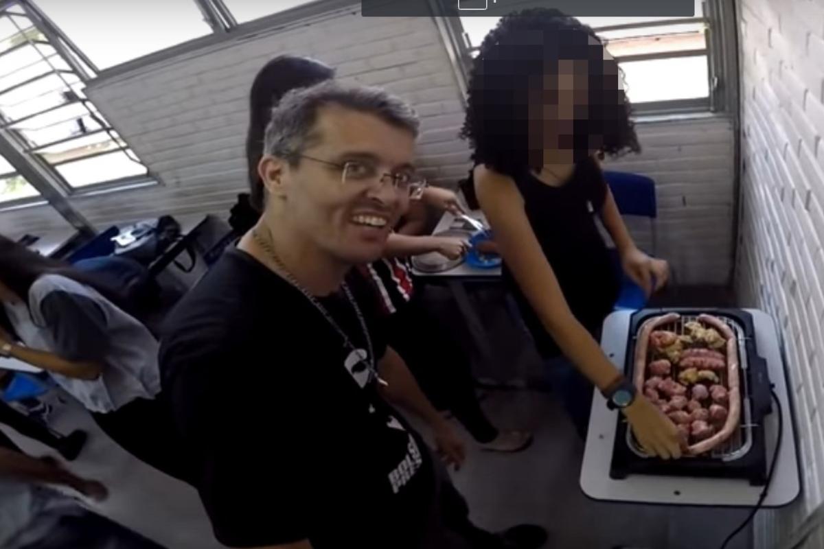 Emerson Teixeira, 46, leciona matemática no Centro Educacional 4 do Guará, no Distrito Federal. | Reprodução/Facebook.