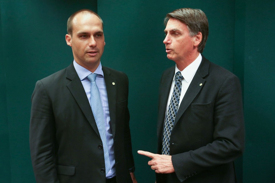Escolha de chanceler reforça ambição internacional de Eduardo Bolsonaro Eduardo com o pai Jair Bolsonaro: ambição internacional. | Fabio Rodrigues Pozzebom/Agencia Brasil