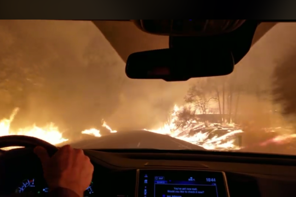 Casal dirige por rodovia tomada pelas chamas, em Paradise, na Califórnia | Reprodução/Facebook Brynn Parrot Chatfield