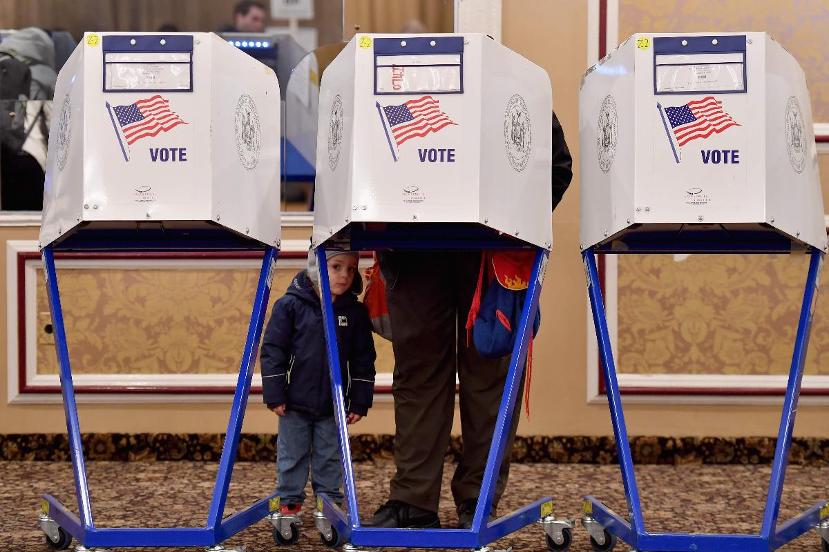 Um eleitor deposita sua cédula de votação para a eleição de meio de mandato, em uma seção eleitoral do Brooklyn, Nova York, em 6 de novembro de 2018 | ANGELA WEISS/AFP