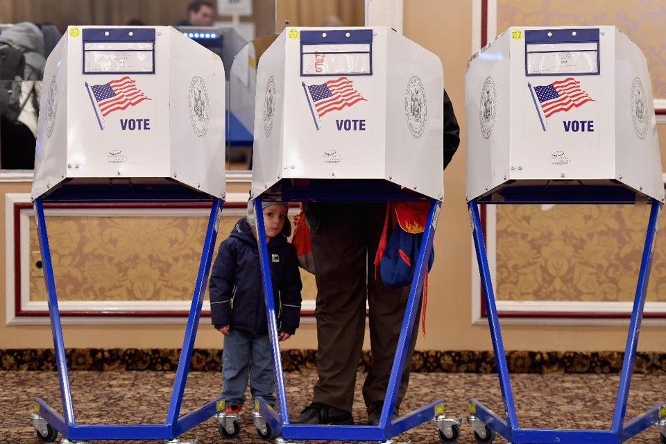 Um eleitor deposita sua cédula de votação para a eleição de meio de mandato, em uma seção eleitoral do Brooklyn, Nova York, em 6 de novembro de 2018 | ANGELA WEISS/AFP