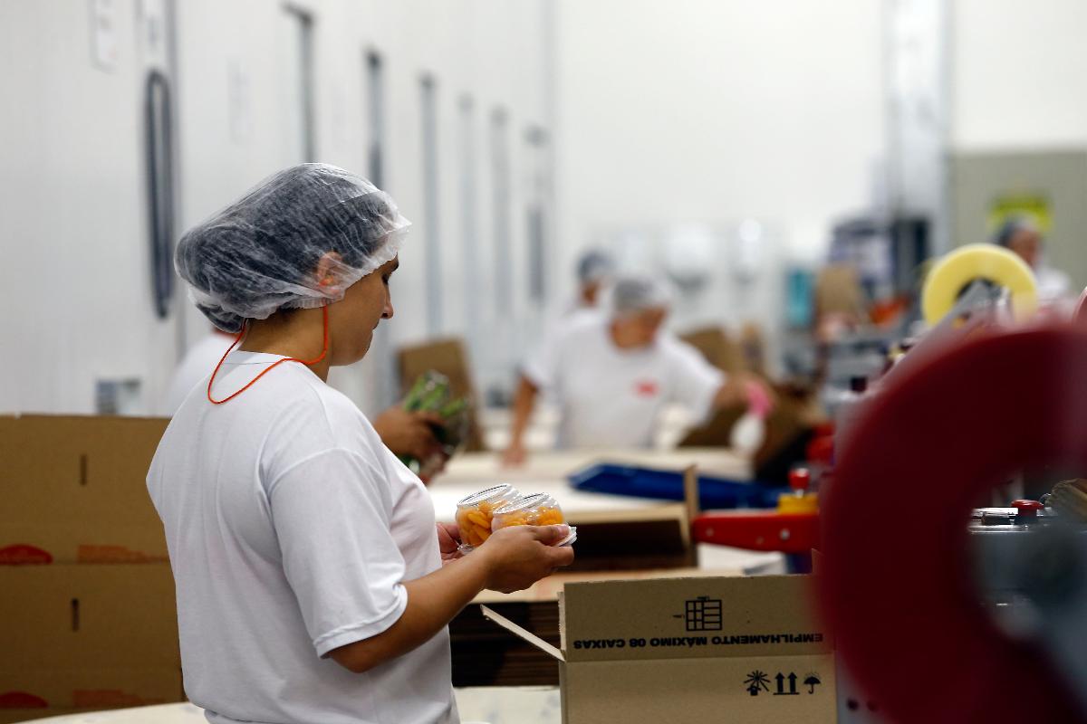 Trabalhadores em fábrica de Curitiba (PR). | Albari Rosa/Gazeta do Povo