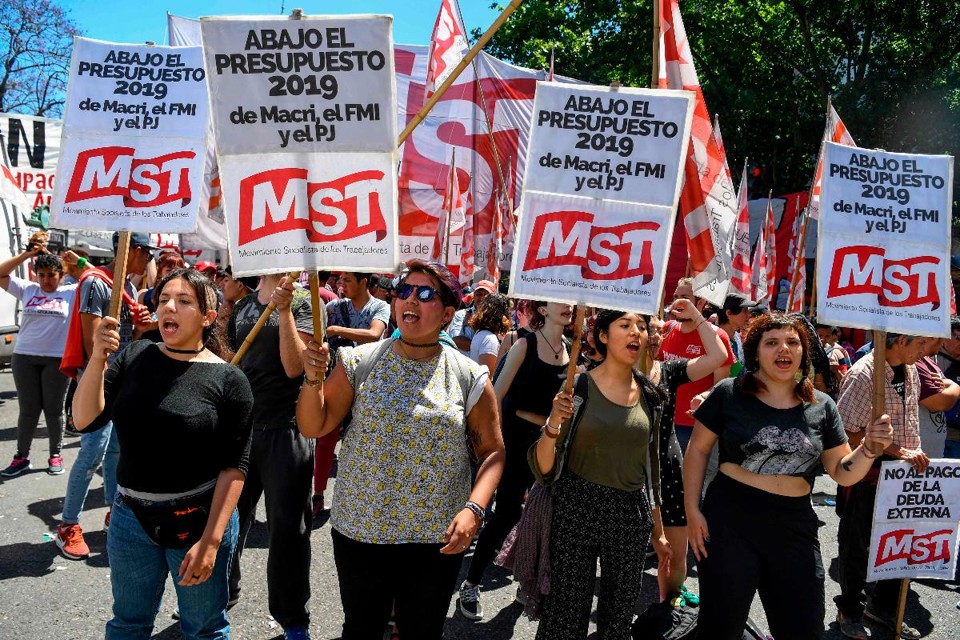 Sindicalistas protestam contra o corte de gastos na Argentina | EITAN ABRAMOVICH/
AFP