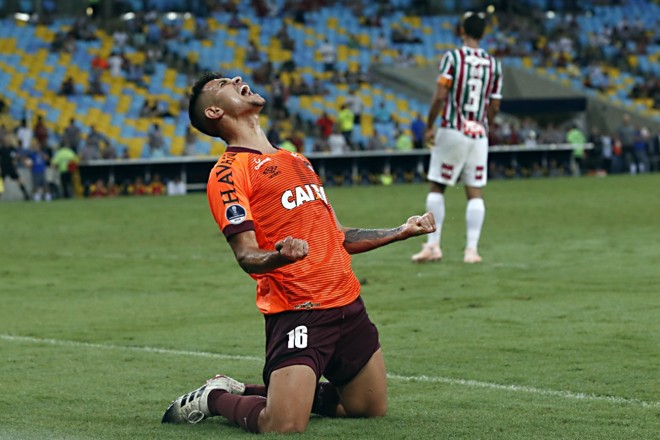 Bruno Guimarães comemora o seu gol no Maracanã, o segundo gol do Atlético no jogo. | Albari Rosa/Gazeta do Povo/
