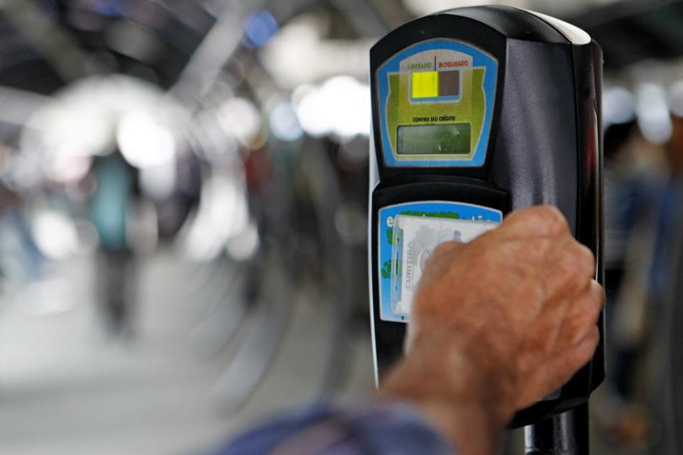 Usuários  do transporte público pedem mais pontos de recarga do cartão em Curitiba. | Antônio More/Gazeta do Povo/Arquivo