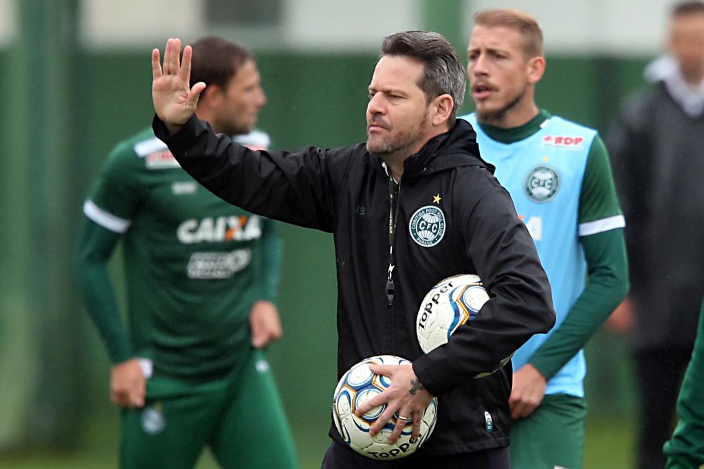 “Se não ganhar, damos adeus ao campeonato”, resumiu o técnico Argel Fucks nessa sexta (2). | Albari Rosa/Gazeta do Povo
