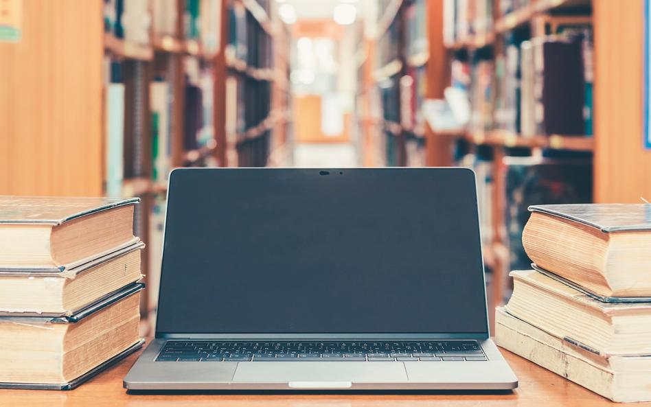 Estudar através do computador vem sendo uma opção cada vez mais acessível aos brasileiros. | Bigstock.