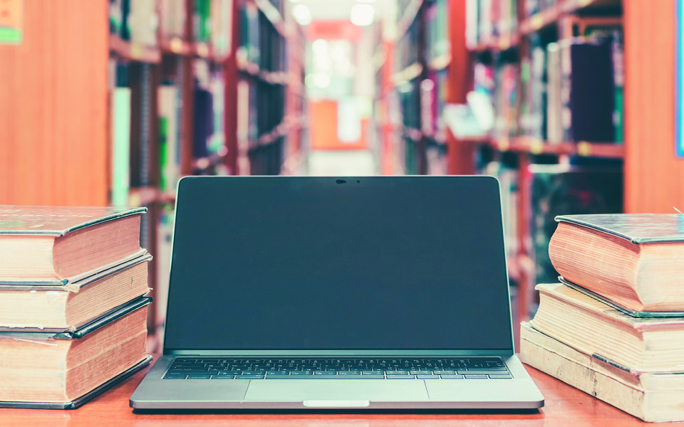 Estudar através do computador vem sendo uma opção cada vez mais acessível aos brasileiros. | Bigstock.