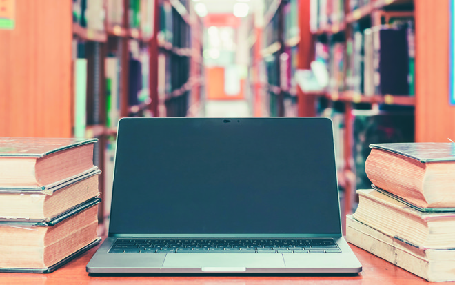 Estudar através do computador vem sendo uma opção cada vez mais acessível aos brasileiros. | Bigstock.