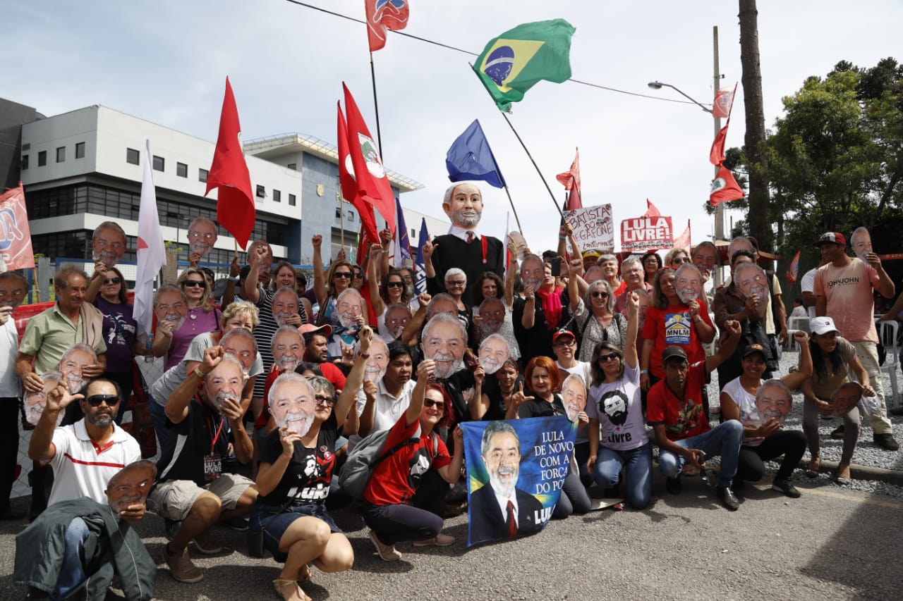 Aproximadamente 100 manifestantes foram à PF apoiar Lula nesta quarta-feira. | Jonathan Campos/Gazeta do Povo