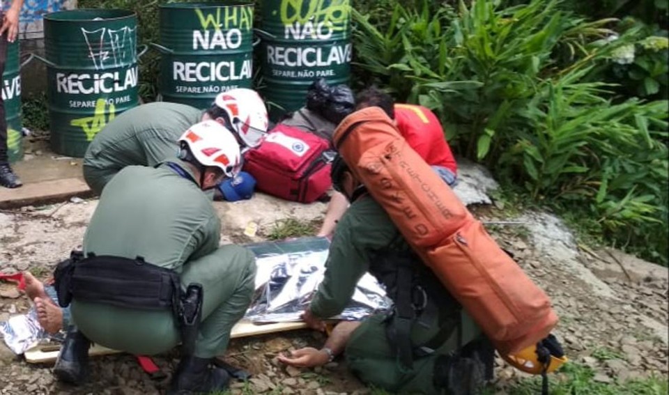 Socorristas  atendem rapaz que se feriu ao bater a cabeça em uma pedra no Caminho do Itupava. | BPMOA/Divulgação