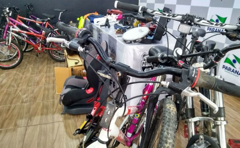 Só bibicletas eram sete no estoque de produtos roubados no Cajuru. Tinha ainda videogames, relógios, roupas e até um violino. | Gerson Klaina/Tribuna do Paraná