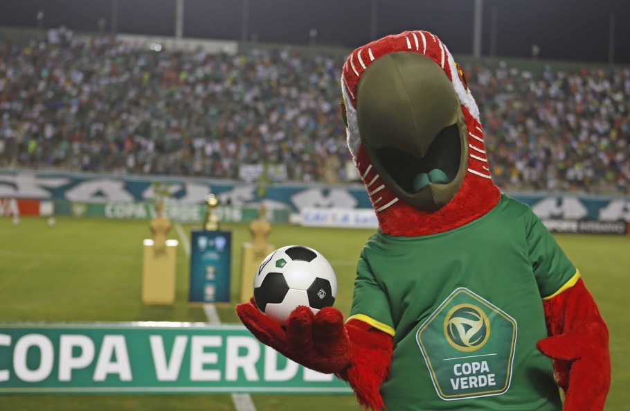 “Vermelhão” foi o nome dado para a arara vermelha mascote da Copa Verde. | Rafael Ribeiro/CBF/