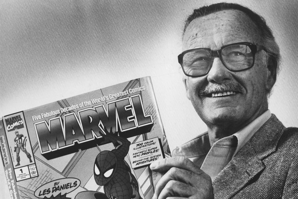 Lee com uma edição do Homem-Aranha: homem de fé | Gerald Martineau/Washington Post