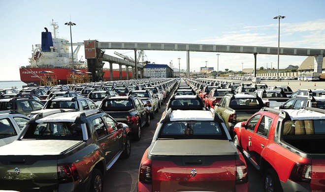 No comércio exterior, o desafio do lado do governo é melhorar a infraestrutura e buscar novos acordos. Do lado dos empresários, o desafio é agregar mais valor à produção. Na foto, o Porto de Paranaguá. | IvanBueno/APPA