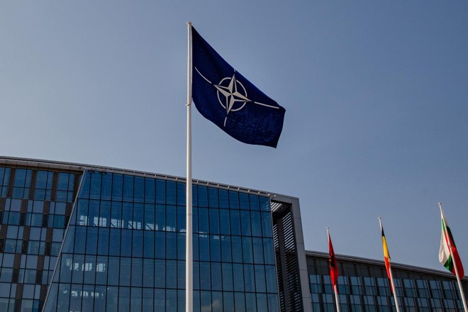 A bandeira da OTAN em frente à sede da organização em Bruxelas, Bélgica | Marlene Awaad / Bloomberg