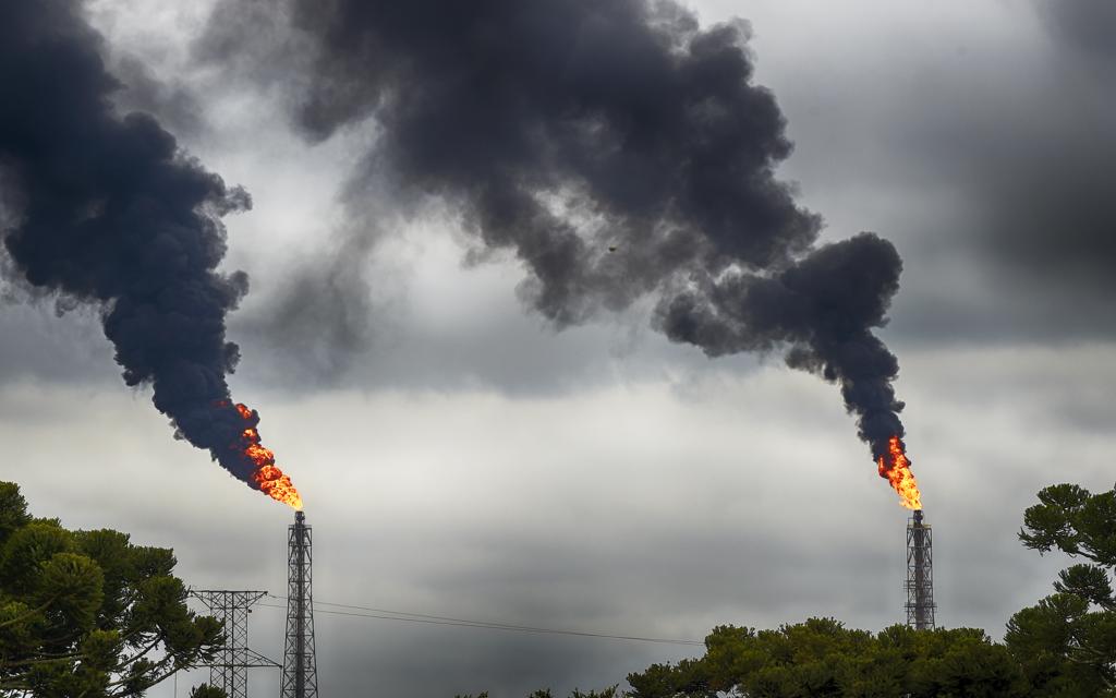 Fumaça do fogo nas torres da Repar chegou a ser vista em bairros como Novo Mundo e Xaxim em Curitiba | Denis Ferreira Netto/Tribuna do Parana