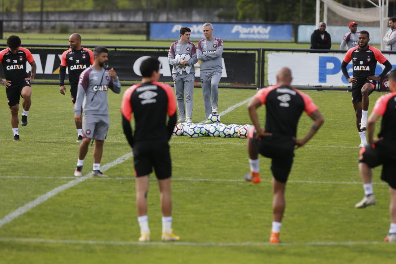 Técnico Tiago Nunes observa o treno nesta terça-feira (20). | Marcelo Andrade Gazeta do Povo/