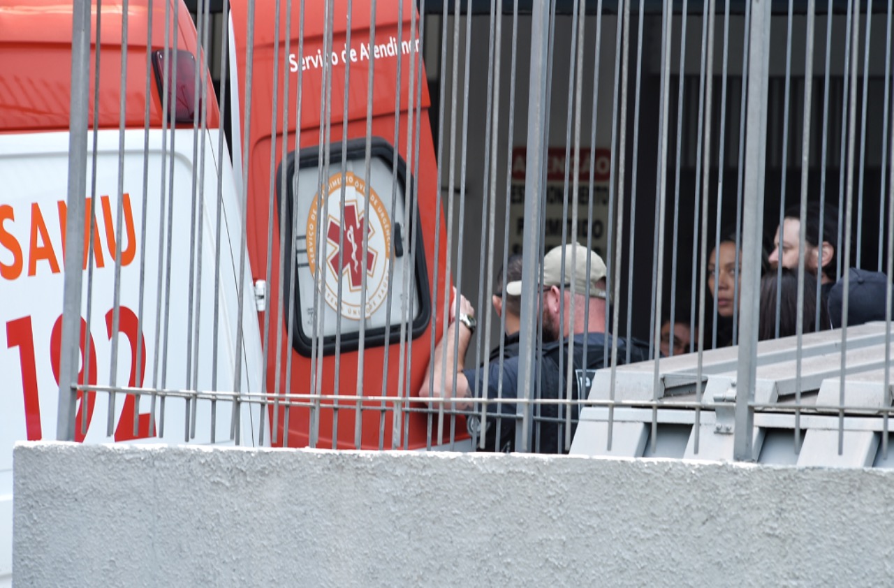 Policial civil foi atendido por uma equipe médica após ser rendido pela PM. | Denis Ferreira Netto/Tribuna do Paraná