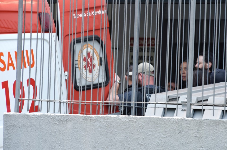 Policial civil foi atendido por uma equipe médica após ser rendido pela PM. | Denis Ferreira Netto/Tribuna do Paraná