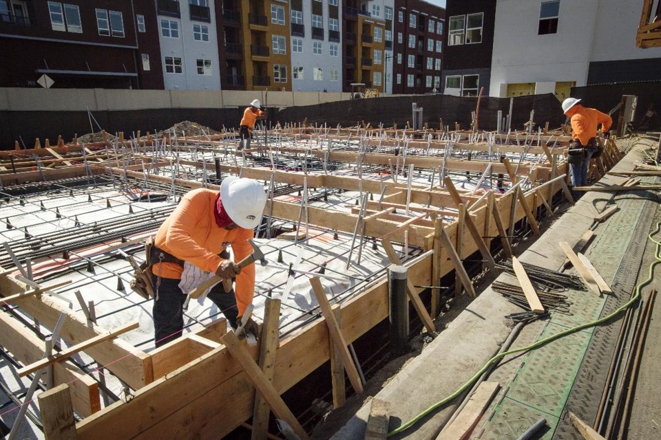 Funcionários trabalham na construção de casas em Milpitas, na Califórnia | David Paul Morris / Bloomberg