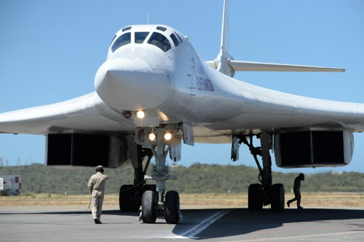 O bombardeiro supersônico Tupolev russo Tu-160 de longo alcance após pousar no aeroporto de Maiquetia, na Venezuela | FEDERICO PARRA / 
AFP