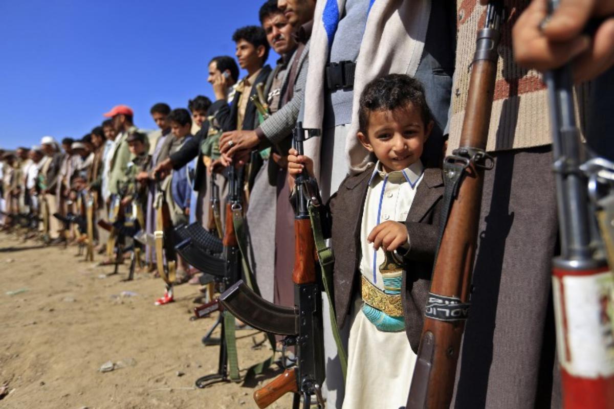 Homens iemenitas armados se reúnem na capital, Sanaa, para demonstrar apoio ao movimento houthi contra a intervenção saudita, 13 de dezembro | MOHAMMED HUWAIS /
AFP