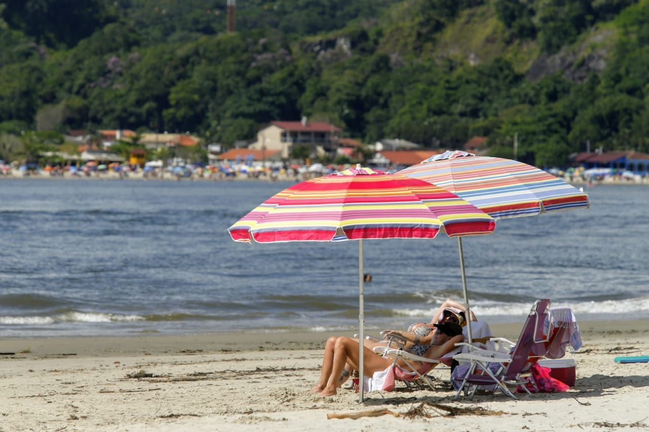 Veranistas aproveitam o dia em Pontal do Paraná: domingo vai ser quente. | Albari Rosa / Gazeta do Povo/