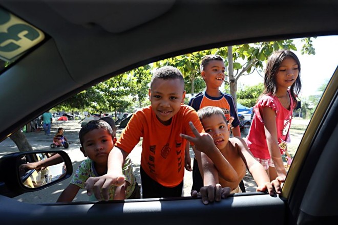 Refugiados venezuelanos no entorno do estádio Roberto Melendez, palco de Junior Barranquilla x Atlético-PR | Albari Rosa/Gazeta do Povo, enviado especial