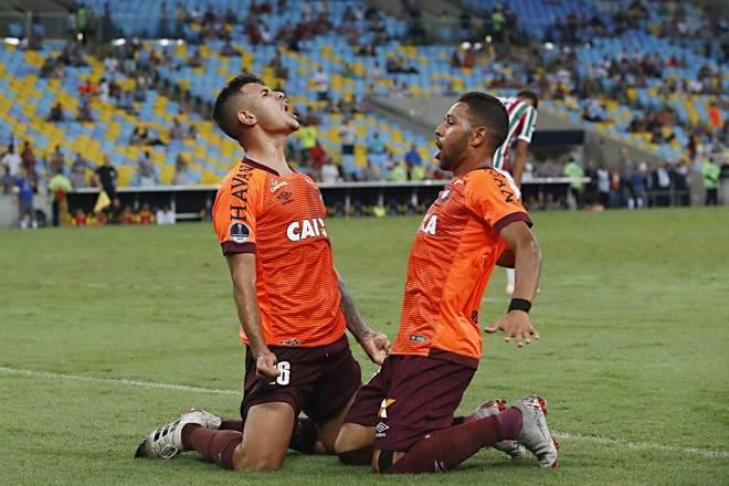 Bruno Guimarães e Renan Lodi, do Atlético. | Albari Rosa/Gazeta do Povo