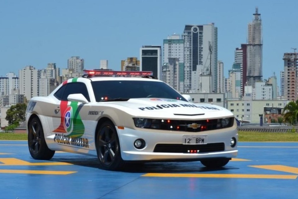 Chevrolet Camaro foi todo personalizado com as cores e adesivos da polícia catarinense, com direito até a giroflex. | PMSC / Divulgação