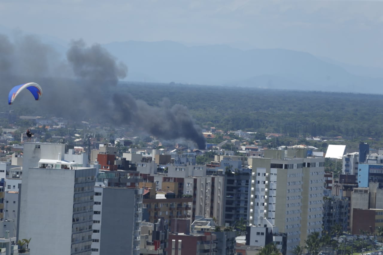Fumaça do incêndio no Centro de Matinhos podia ser vista de longe. | Albari Rosa/Gazeta do Povo