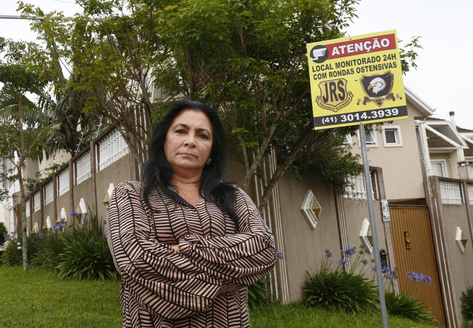 A presidente do Conselho de Segurança do Jardim das Américas, Margareth de Andrade Nascimento, afirma que as placas são essenciais para manter a segurança no bairro. | Aniele Nascimento/Gazeta do Povo
