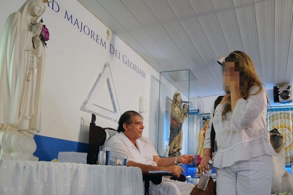 Procurado por pessoas com diagnóstico de câncer terminal, médium superou um tumor no estômago com um tratamento médico tradicional | PEDRO LADEIRA/AFP