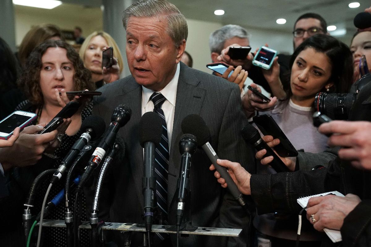 O senador americano Lindsey Graham fala à imprensa após reunião entre a diretora da CIA, Gina Haspel e membros de comitês do Senado, em 4 de dezembro | ALEX WONG / AFP