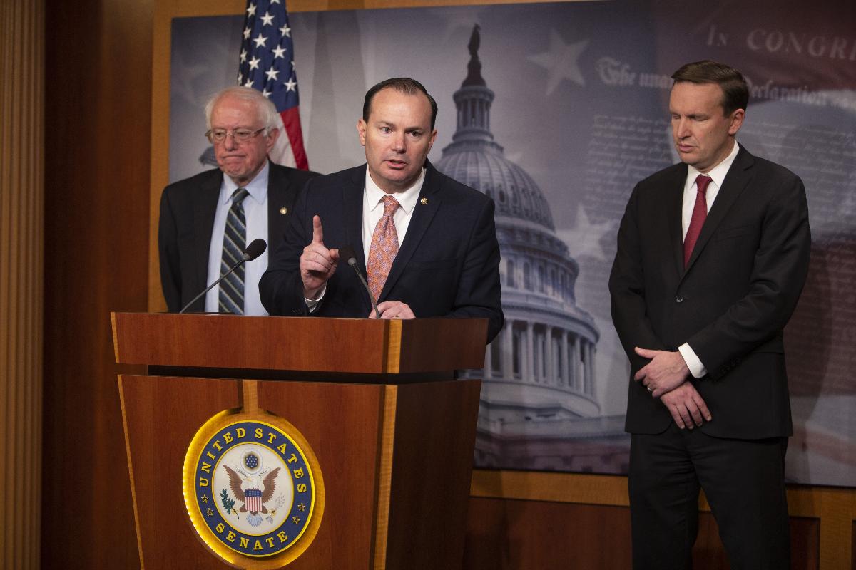 O senador democrata Chris Murphy fala sobre a resolução para encerrar o apoio americano para a guerra no Iêmen, em Washington | TASOS KATOPODIS / AFP