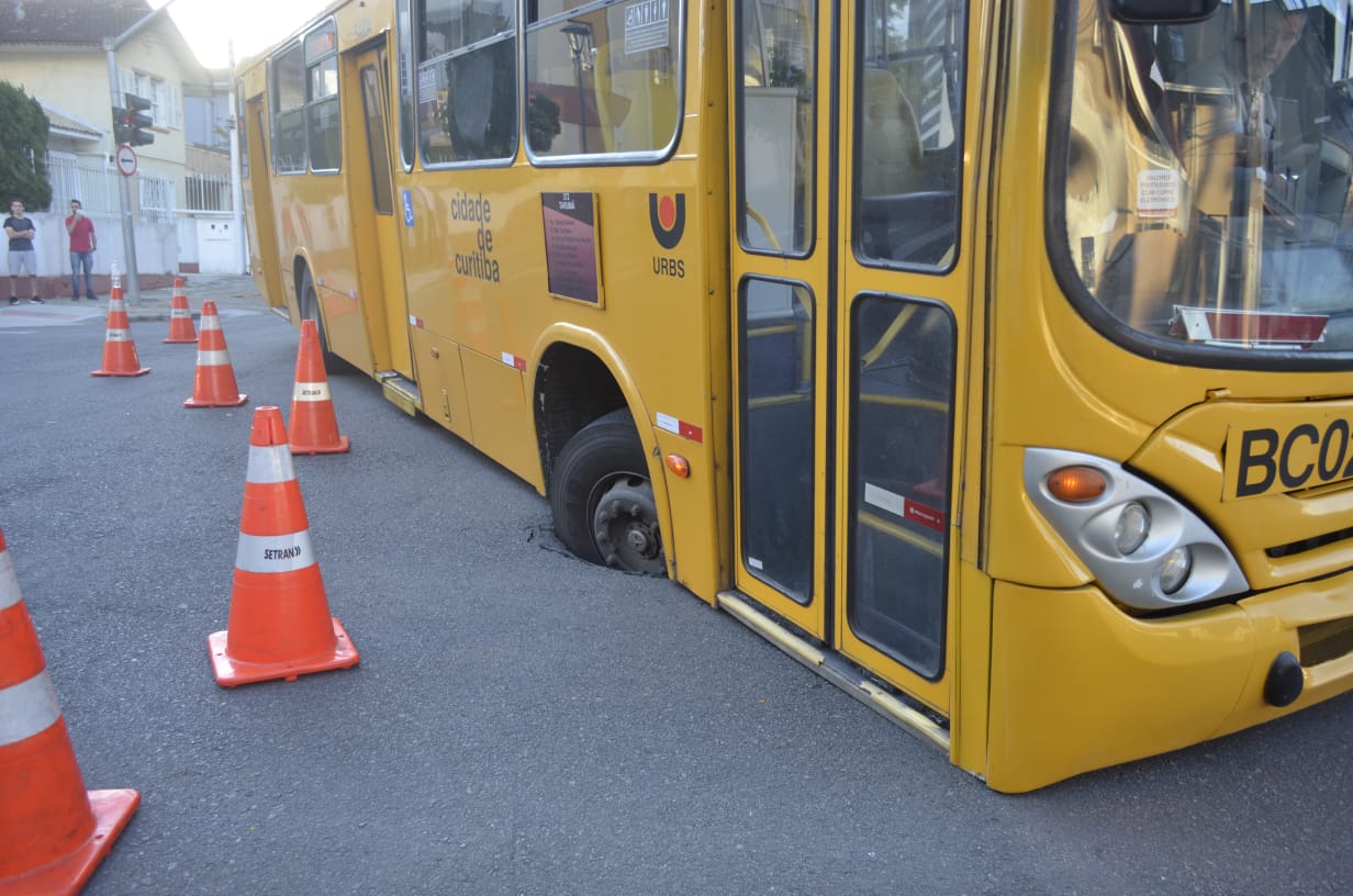 Asfalto cedeu na esquina entre as ruas Sete de Abril e Fernando Amaro | Maicon J. Gomes/Gazeta do Povo
