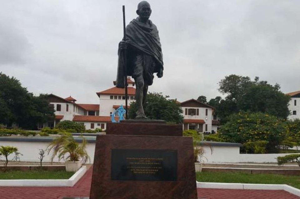 A estátua de Gandhi, antes de ser retirada da Universidade de Gana | Reprodução /YouTube