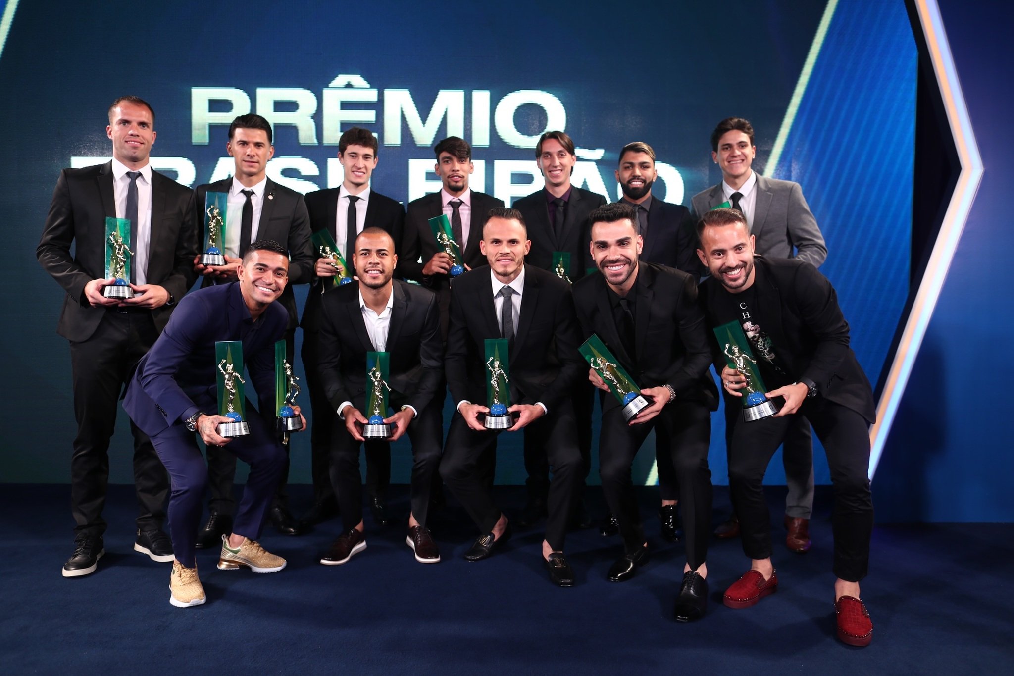 Os jogadores masculinos que foram premiados e compareceram. | Divulgação/CBF/