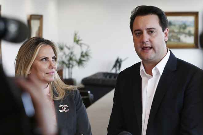 Cida e Ratinho durante a transição do governo | Alexandre Mazzo/Gazeta do Povo