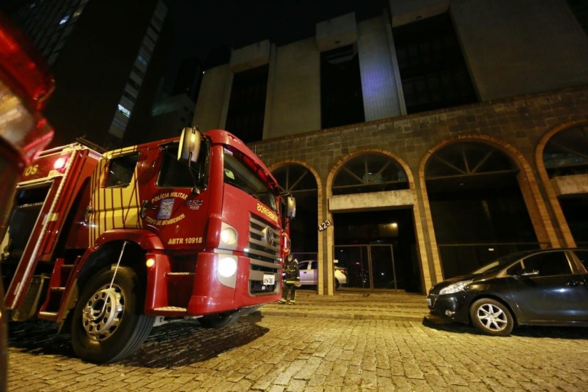 Bombeiros tiveram dificuldade para conter foco de incêndio em prédio no Centro de Curitiba. | Lineu Filho/Tribuna do Paraná