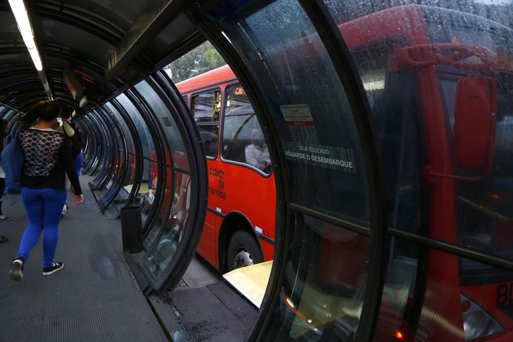 Estação-tubo do Passeio Público é a mais visada pelos invasores. | Aniele Nascimento/Gazeta do Povo