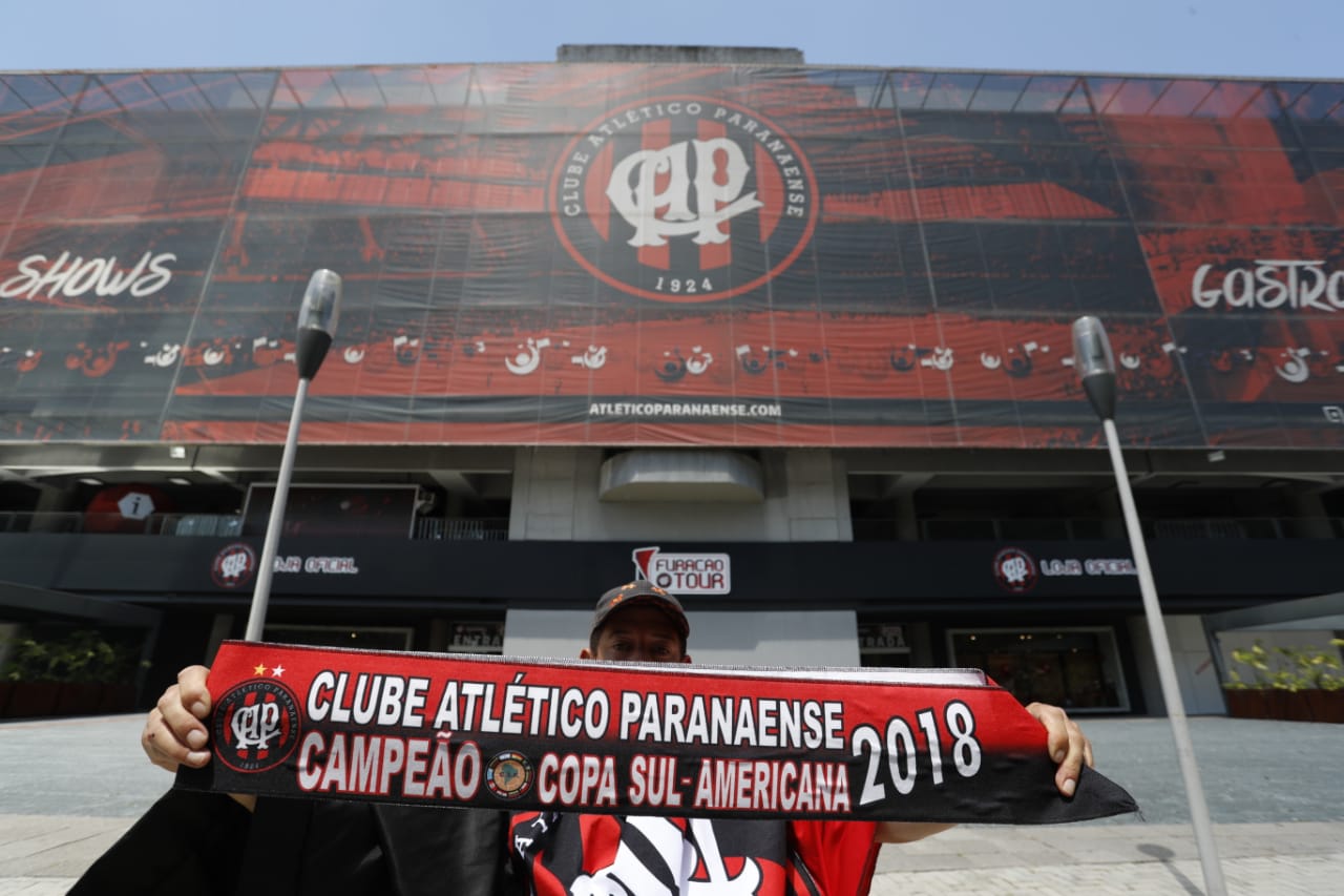 Vendedor de faixas do Atlético campeão da Sul-Americana de 2018 em frente à Baixada | Jonathan Campos/Gazeta do Povo