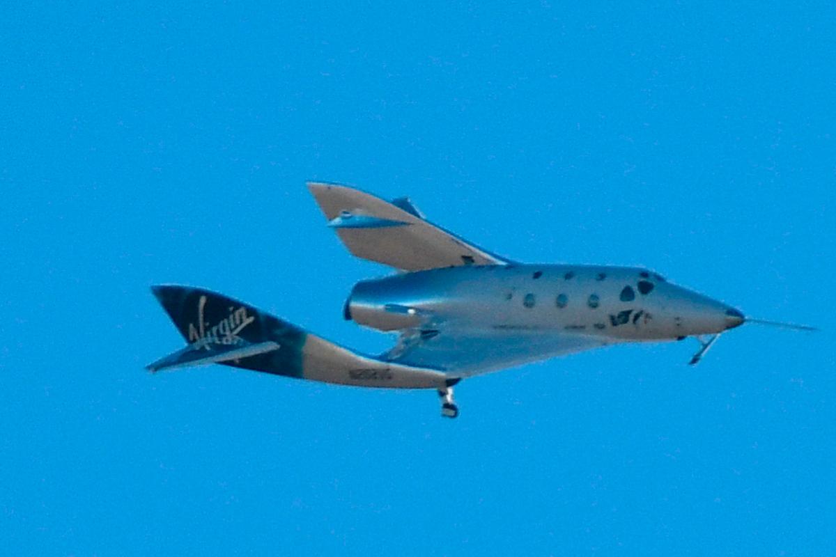 Espaçonave da Virgin Galactic se prepara para pousar após voo suborbital | GENE BLEVINS/
AFP