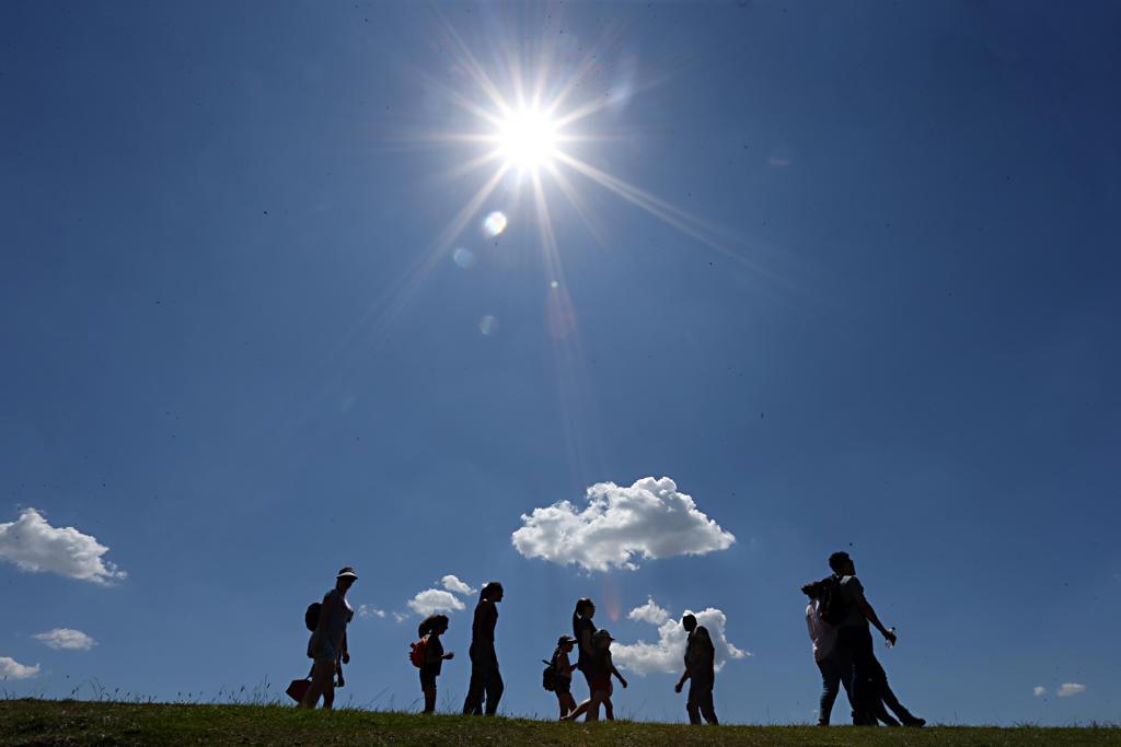 Sol , tempo abafado e pancadas de chuva à tarde marcarão o clima da semana em Curitiba e todas as regiões do Paraná. | Albari Rosa/Gazeta do Povo