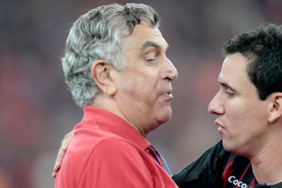 Petraglia cumprimenta Pablo se abraçam após conquista do título. | Lineu Filho/Tribuna do Paraná/